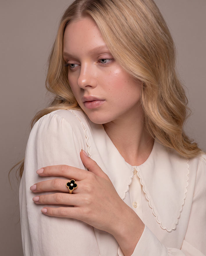 Кольцо Van Cleef & Arpels Vintage Alhambra из желтого золота с природным бриллиантом и ониксом 16(50) размер VCARA41000