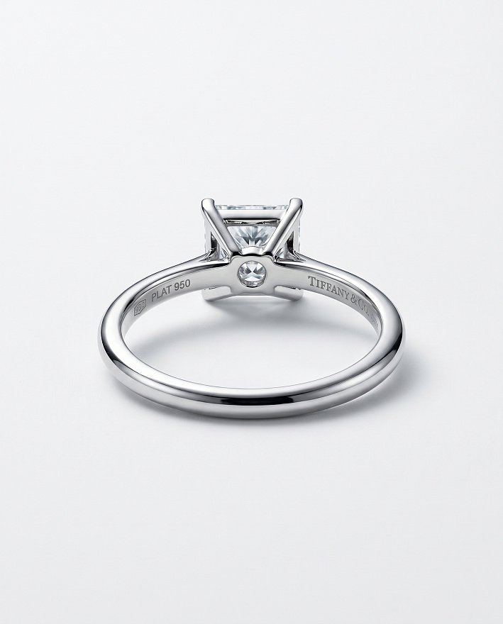 Кольцо Tiffany & Co. из платины с природным бриллиантом 15.75 (49) размер