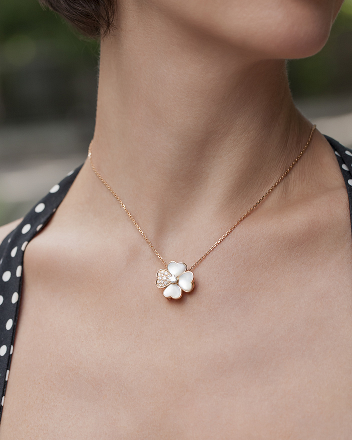 Брошь-подвеска Van Cleef & Arpels Cosmos из розового золота с бриллиантами и перламутром VCARO5BV00
