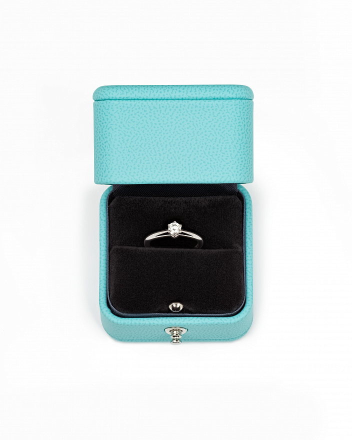 Кольцо Tiffany & Co. Setting из платины с бриллиантом 14.75(47) размер