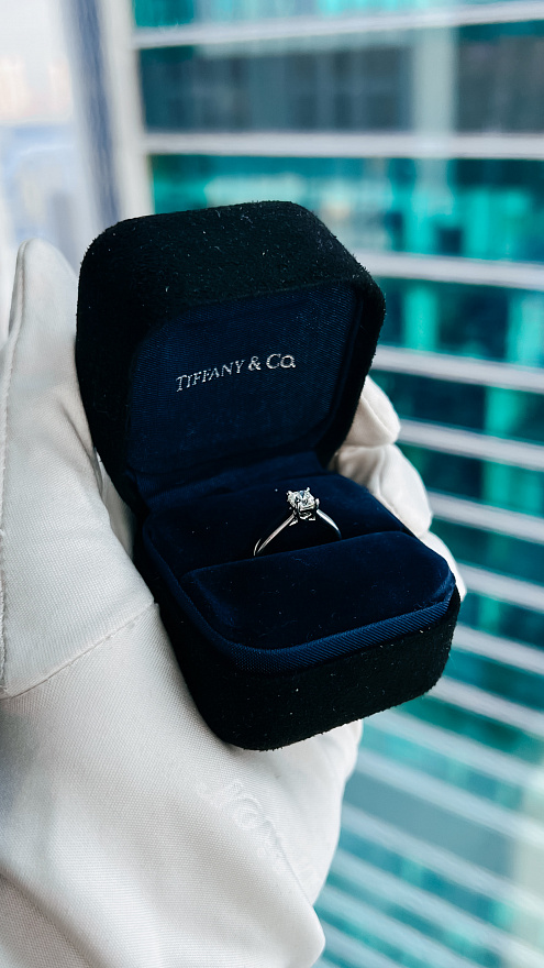 Кольцо Tiffany & Co. Lucida из платины с бриллиантом 15.5(49) размер