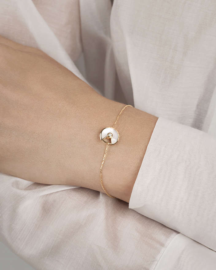 Браслет Cartier Amulette de Cartier из желтого золота с природным бриллиантом и природным перламутром