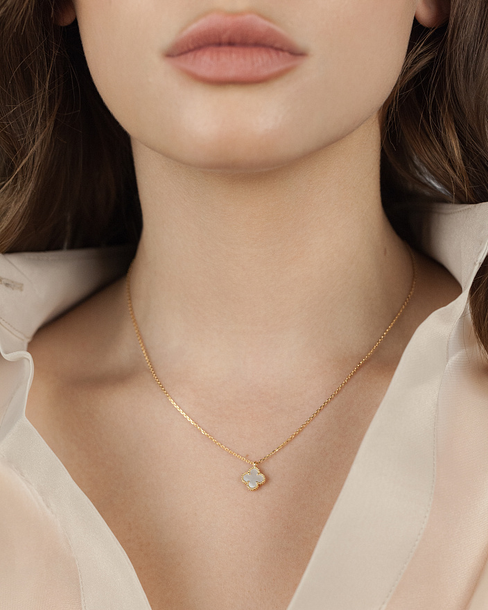Подвеска Van Cleef & Arpels Sweet Alhambra из желтого золота с перламутром VCARF69100