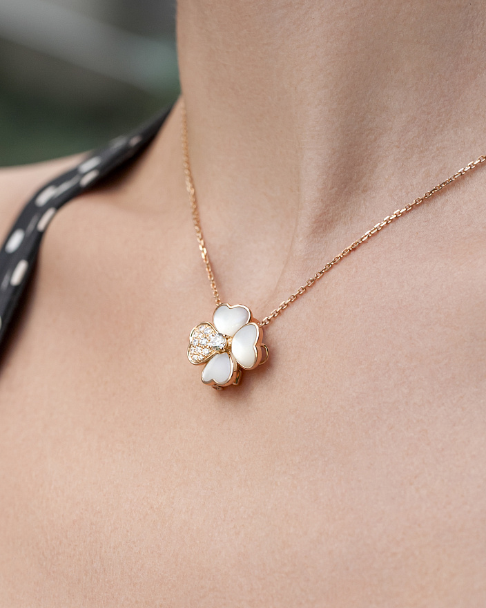 Брошь-подвеска Van Cleef & Arpels Cosmos из розового золота с бриллиантами и перламутром VCARO5BV00