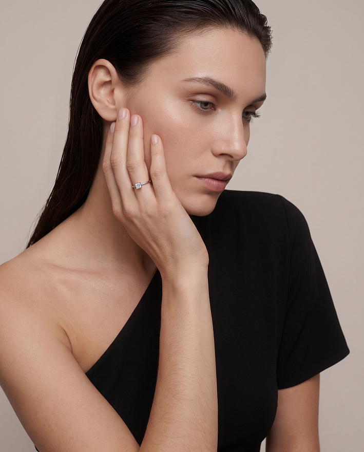 Кольцо Tiffany & Co. из платины с природным бриллиантом 15.75 (49) размер