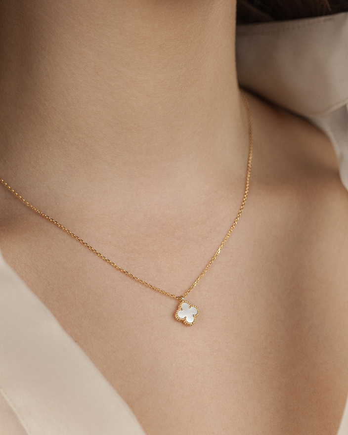 Подвеска Van Cleef & Arpels Sweet Alhambra из желтого золота с перламутром VCARF69100