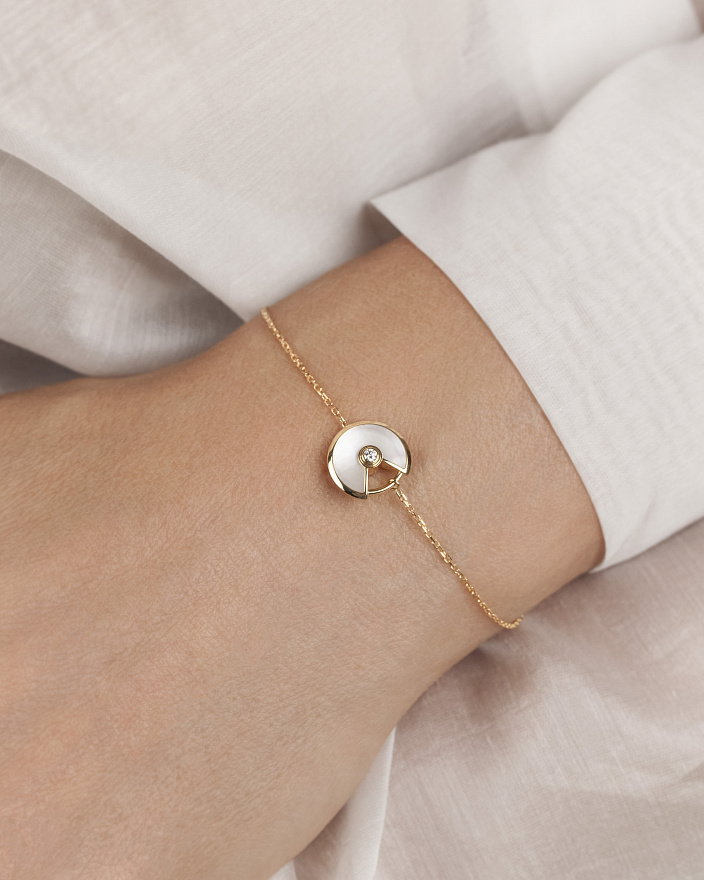 Браслет Cartier Amulette de Cartier из желтого золота с природным бриллиантом и природным перламутром