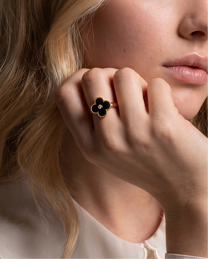 Кольцо Van Cleef & Arpels Vintage Alhambra из желтого золота с природным бриллиантом и ониксом 16(50) размер VCARA41000